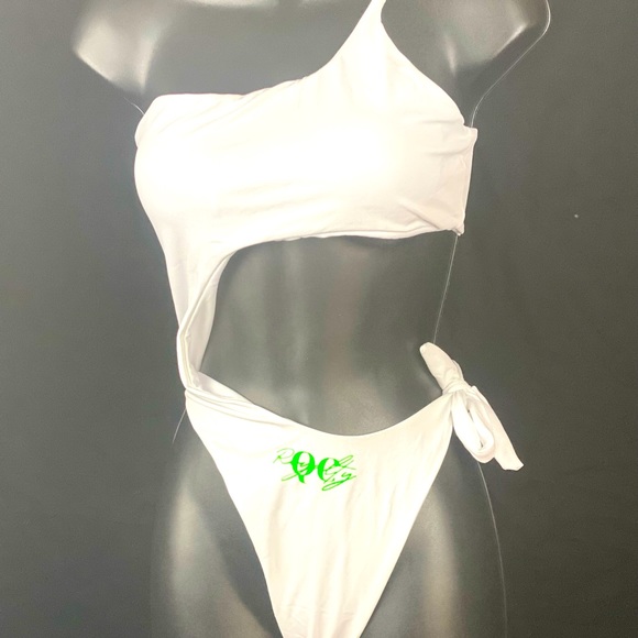 QC Royalty sexy flirty and fit (pearl white green logo side strap 1 piece L) - Picture 1 of 3
